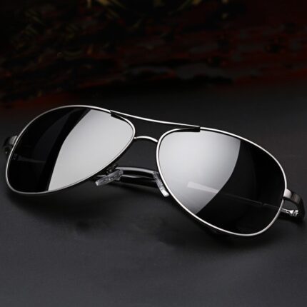 Lunettes en métal à grande monture à la mode
